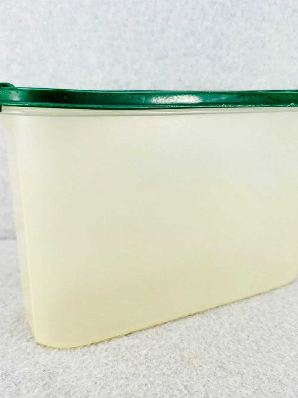 Tupperware Modular Mates Oval #3 with Flip Top Lid Green Vintage 2401A